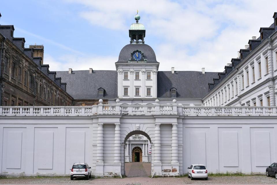 Das Schloss Neu-Augustusburg thront über der Saalestadt Weißenfels! 
Auf den Grundmauern der einstigen Weißenfelser Burg wurde in den Jahren 1660 bis 1694 die Residenz der Weißenfelser Herzöge 