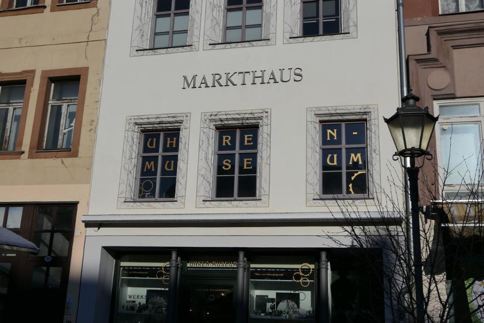 Im Herzen der Stadt Altenburg finden Sie auf dem historischen Marktplatz unser kleines, liebevoll eingerichtetes Uhrenmuseum im Markthaus. 
Nehmen Sie sich etwas Zeit und tauchen Sie ein in die Welt der Sammelleidenschaft der Uhrmacherfamilie Kret...