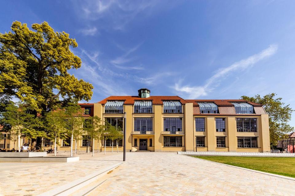 Von 1904 bis 1911 wurde das Hauptgebäude der Bauhaus-Universität Weimar nach Plänen Henry van de Veldes als Ateliergebäude für die »Großherzoglich Sächsische Hochschule für bildende Kunst in Weimar« errichtet. Es ist einer der bedeutendsten Kunstschulbauten der Jahrhundertwende und war 1919 Gründ...