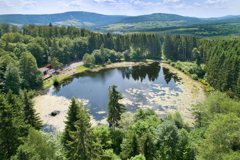 Etwa zwei Kilometer von Bischofsheim entfernt, auf dem Weg zur Hochrhön, befindet sich der sehr idyllisch gelegene 
Rothsee. Hier bestehen Angelmöglichkeiten und die nähere Umgebung lädt zum Wandern ein, denn gleich dahinter beginnt das Naturschut...