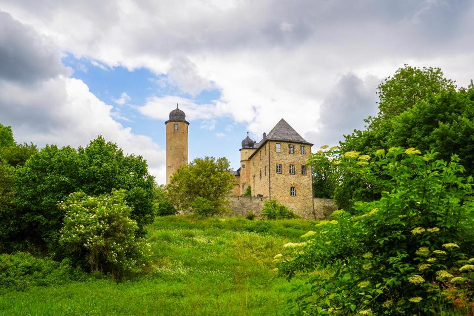 Der Wächter am Radweg
Am westlichen Ortsrand von Denstedt säumen grüne Wiesen und Felder den Flusslauf der Ilm im Tal. Oberhalb thront die Burg Denstedt, deren hoher Bergfried bereits von Weitem zu sehen ist. Der beste Blick auf die Anlage bietet ...